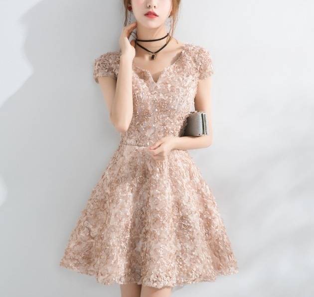 パーティードレス イブニングドレス 春夏 結婚式 二次会 披露宴 ベージュ レッド 大きいサイズ ミニ丈 ショート丈 半袖 袖あり Aライン Xライン フレア 刺繍 花柄 花びら キーネック 20代 